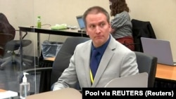 រូបថតលោក Derek Chauvin មន្រ្តី​ប៉ូលិស​ប្រចាំទីក្រុង Minneapolis ត្រូវបានដកស្រង់ចេញពីវីដេអូ ខណៈលោកកំពុងស្តាប់មេធាវីការពារក្តីលោកធ្វើអំណះអំណាង នៅក្នុងសវនាការជំនុំជម្រះក្តីរូបលោក ពាក់ព័ន្ធនឹងការស្លាប់របស់លោក George Floyd កាលពីថ្ងៃទី ១៩ ខែមេសា ឆ្នាំ ២០២១។ 