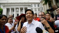 រូបឯកសារ៖ កាលពីថ្ងៃទី២ ខែមេសា ឆ្នាំ២០១៨ អតីត​សមាជិក​ព្រឹទ្ធសភា​លោក Ferdinand "Bongbong" Marcos Jr. ថ្លែង​ទៅ​កាន់​អ្នកសារព័ត៌មាន​នៅ​ខាង​មុខ​តុលាការ​កំពូល​ហ្វីលីពីន។ (AP)