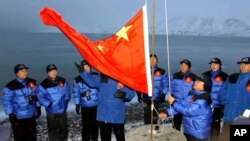 ARSIP - Anggota Ekspedisi Kutub Yilite-Mulin China mengibarkan bendera nasional China di Longyearbyen di Svalbard, Norwegia untuk mendirikan lokasi stasiun penelitian China (31/10/2001). (foto: AP Photo/Xinhua/Yuan Man).