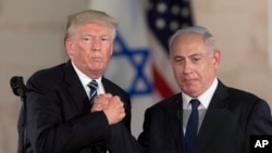 Presiden AS saat itu, Donald Trump, dan Perdana Menteri Israel Benjamin Netanyahu berjabat tangan dalam sebuah pertemuan di Yerusalem, pada 23 Mei 2017. (Foto: AP/Sebastian Scheiner)