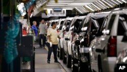 Para pekerja AS melakukan inspeksi proses perakitan SUV pabik General Motors di Arlington, Texas (foto: ilustrasi). Pengusaha AS membuka 103.000 pekerjaan pada Maret, kurang dari yang diperkirakan analis sebesar 175.000.