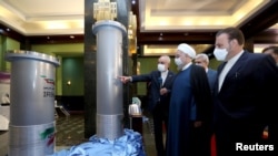 伊朗总统鲁哈尼2021年4月10号在德黑兰参观伊朗核技术取得的成就。