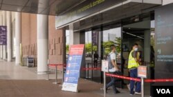 រូបឯកសារ៖ អ្នក​ដំណើរ​ដើរ​ចូល​ក្នុង​អាកាសយានដ្ឋាន​អន្តរជាតិ​ភ្នំពេញ​ អំឡុង​ពេល​មាន​ជំងឺរាតត្បាត​ក្នុង​ទីក្រុង​ភ្នំពេញ ប្រទេស​កម្ពុជា​កាលពី​ថ្ងៃទី​២៩ ខែឧសភា ឆ្នាំ២០២០។(ទុំ ម្លិះ/VOA)