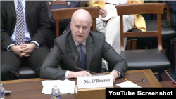 연방 의회 산하 의회조사국(CRS)의 로널드 오루크 해군 업무 분석관이 2025년 3월 11일 하원 군사위 해상전력∙투사력 소위원회가 미국의 선박 건조 현황을 점검하기 위해 개최한 청문회에서 발언하고 있다. (출처=하원 군사위 유튜브 스크린샷)