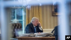 FILE - Presiden AS Donald Trump di Oval Office, Gedung Putih Washington DC, (28/8/17). 