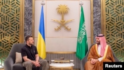 Yarima Mohammed Bin Salman na Saudi Arabiya lokacin sadawarsu da shugaban kasar Ukraine Volodymyr Zelenskyy a Jeddah