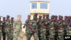 Général Donald Bolduc (4e D) ya Etats-Unis na milulu mya bobandi ya misala ya base militaire na 70 km ya Dakar, le 8 Fevrier, 2016 (Photo yaSEYLLOU / AFP)