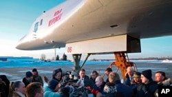 Presiden Rusia Vladimir Putin berbicara kepada media usia menaiki pesawat pengangkut rudal strategis Tu-160M di Kazan, Kamis (22/2). 