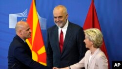 Premijer Severne Makedonije Dimitar Kovačevski, premijer Albanije Edi Rama i predsednica Evropske komisije Ursula fon der Lajen rukuju se na raju konferencije za novinare u sedištu EU u Briselu, 19. jula 2022.