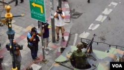 Kendaraan berlapis baja berpatroli di persimpangan dekat demo anti-kudeta berlangsung di Bangkok, Thailand, 1 Juni 2014. (Steve Herman/VOA)