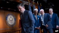众议院议长约翰逊与其他众议院共和党领袖离开在国会大厦举行的一次记者会。(2024年4月30日)