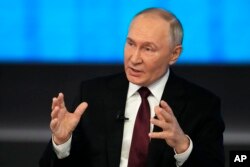 Presiden Rusia Vladimir Putin berpidato selama konferensi pers tahunan dan acara bincang-bincang di Gostinny Dvor di Moskow, Rusia, Kamis, 19 Desember 2024. (Alexander Zemlianichenko/AP)