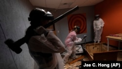 Ruang pelampiasan emosi atau rage room kini banyak bermunculan di Indonesia. (Foto: AP/Jae C. Hong)