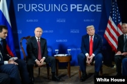 唐纳德·特朗普总统在阿拉斯加的埃尔门多夫-理查森联合基地与俄罗斯总统弗拉基米尔·普京举行会晤。(2025年8月15日)