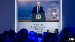 2025年1月23日，美国总统唐纳德·特朗普在瑞士达沃斯举行的世界经济论坛(WEF)年会上通过视频发表讲话.