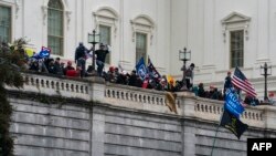 Massa pendukung Presiden Donald Trump saat menyerbu Gedung Capitol, di Washington D.C., 6 Januari 2021. (Foto: Alex Edelman/AFP)