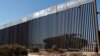 Arhiva - Žena gleda kroz deo zida na granici SAD i Meksika, u istočnoj Tekati, Meksiko, 7. oktobra 2020.