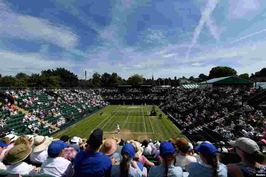 在2017年7月7日的伦敦温布尔顿网球锦标赛中,中国的彭帅对阵罗马尼亚的西蒙娜哈勒普。最近网球公正性小组宣布, 在去年温网比赛中,彭帅“胁迫并提出金钱补偿,要求她的女双搭档、比利时选手艾立森·范乌伊凡克退赛”。该小组规定,“任何人不得策划干预,或者试图策划干预任何赛事结果”。彭帅回应说,她“从未用任何方式强迫搭档退赛”。并说她在赛前接到乌伊凡克的短信,说她要因伤退出双打比赛,并说她后来退出双打比赛完全是个人行为。