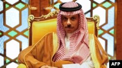 Menteri Luar Negeri Arab Saudi Pangeran Faisal bin Farhan hadir dalam pertemuan dengan Menteri Luar Negeri AS di Riyadh, pada 23 Oktober 2024. (Foto: AFP/Pool/Nathan Howard)