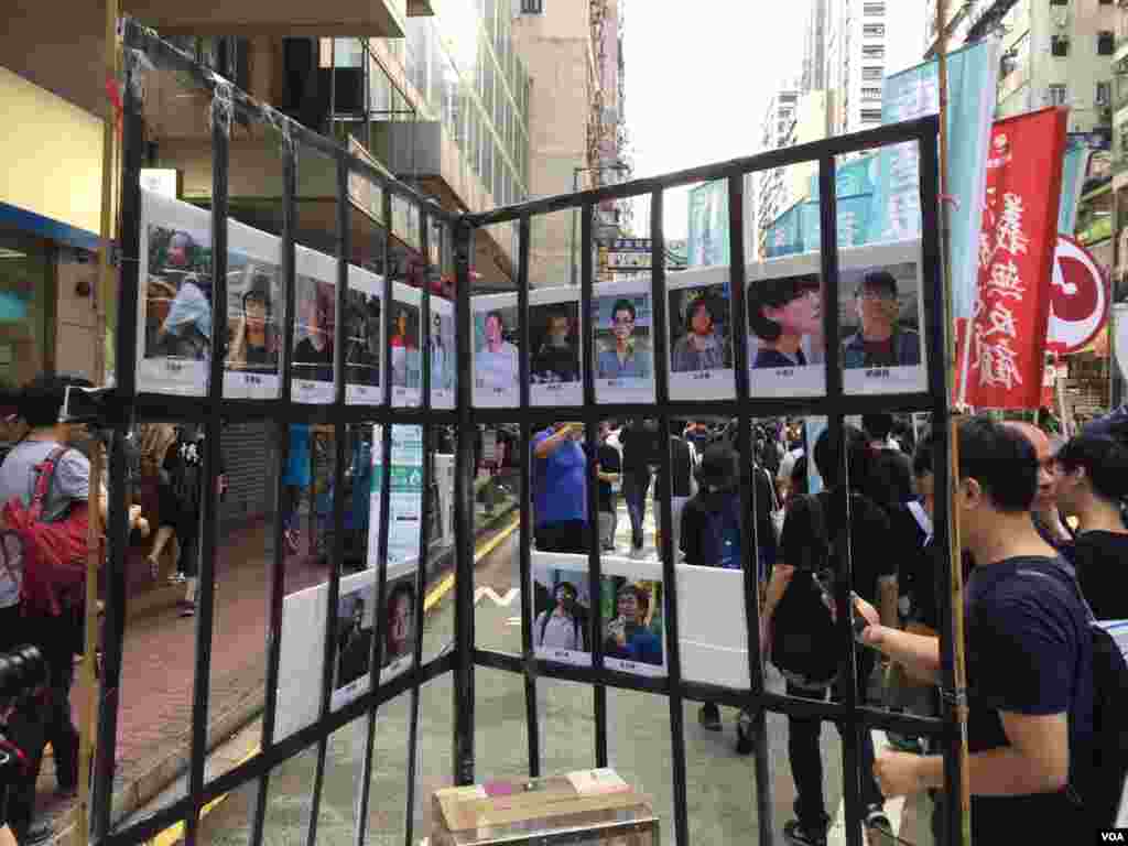 香港几十个政党和团体在中国十一国庆当天下午，举行反威权大游行，抗议政治打压，要求律政司司长袁国强下台。数以万计的港人走上街头，表达反对他们看来的来自北京和香港特区政府的威权打压。