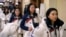 韩国女子冰球队队员在首尔参加完2018年平昌冬奥会开幕前召开的一个仪式之后离开。 （2018年1月24日）