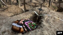 ARHIVA - Prazan kovčeg posle eskhumacije tijela iz masovne grobnice na istoku Ukrajine (Foto: Sameer Al-DOUMY / AFP)