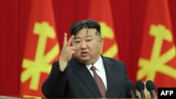 Pemimpin Korea Utara Kim Jong Un saat menghadiri Rapat Pleno ke-10 Komite Sentral ke-8 Partai Pekerja Korea, yang diadakan 28 Juni- 1 Juli, di lokasi yang dirahasiakan di Korea Utara. (KCNA VIA KNS / AFP)