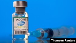 រូបឯកសារ៖ ដប មាន​ស្លាក​សញ្ញា Pfizer-BioNTech ដែល​ជា​វ៉ាក់សាំង​មួយ​សម្រាប់​បង្ការ​ជំងឺ​កូវីដ​១៩។