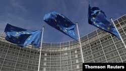 ARHIVA - Zastave Evropske unije ispred sedišta Evropske komisije u Briselu (Foto: Reuters)