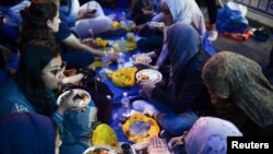Warga Muslim berbuka puasa bersama di depan Trump Tower di New York, AS. (Foto: dok).