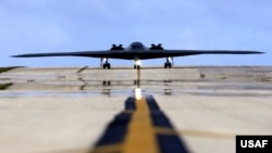 一架从密苏里州的惠特曼空军基地起飞的B-2隐形轰炸机在关岛的安德森空军基地降落。（2005年4月25日）