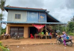 Young students gather at a house while on a break from homeschool in Samlout district, Battambang province, Cambodia, June 17, 2020. (Hean Socheata/VOA Khmer)