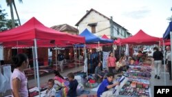 Các sạp hàng bán hàng thủ công và lưu niệm cho du khách ở khu chợ đêm của Luang Prabang, Lào, ngày 18/10/2009.