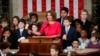 Ketua DPR AS Nancy Pelosi, dikelilingi oleh cucu dan anak-anak lainnya mengetukkan palu (gavel) di mimbar ruang sidang Gedung Capitol, Washington, D.C., 3 Januari 2019. (AP Photo/Carolyn Kaster)