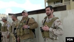 美国退伍老兵在伊拉克与基督教民兵在一起。（2016年3月30日）