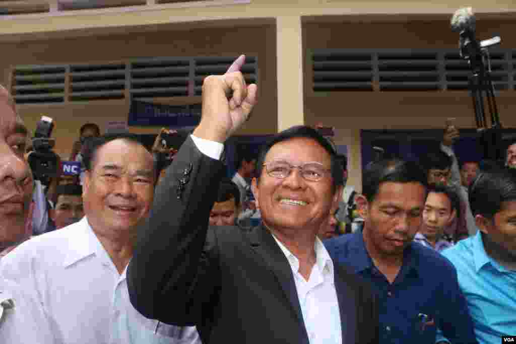 លោក កឹម សុខា ប្រធានគណបក្សសង្គ្រោះជាតិ នៅឯការិយាល័យបោះឆ្នោតក្នុងសាលាបឋមសិក្សា ចាក់អង្រែលើ ខណ្ឌមានជ័យ កាលពីថ្ងៃអាទិត្យ ទី៤ ខែមិថុនា ឆ្នាំ២០១៧ អំឡុងការបោះឆ្នោតឃុំសង្កាត់អាណត្តិទី៤។ (អូន ឆេងប៉រ/VOA)