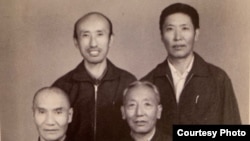 1978年出狱后的夏伍·洛桑塔杰(右上)和前狱友们合影留念