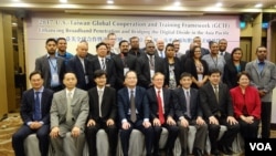 美台全球合作暨训练架构“提升亚太宽频普及率及缩短数位落差”工作坊参与成员（2017年12月4日，美国之音张佩芝拍摄）