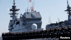 2017年3月22日，日本自卫队成员在横滨参加直升机航母“加贺”号交接仪式。