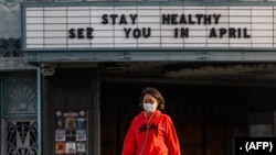 Seorang pejalan kaki mengenakan masker di Koreatown, Los Angeles, 21 Maret 2020. (Foto: dok).