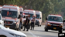 Tim SAR Israel menunggu dekat sejumlah ambulans untuk mengevakuasi korban di Kota Sderot usai serangan dadakan kelompok militan Palestina, Hamas, Sabtu, 7 Oktober 2023. (Foto: Menahem Kahana/AFP).