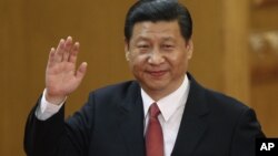 2012年11月15日，新任中共总书记习近平在人民大会堂向人们挥手致意