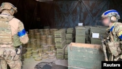 Tentara Ukraina memeriksa amunisi dan peluru yang ditinggalkan tentara Rusia di Kharkiv, Ukraina, 12 September 2022. (Foto: via Reuters)