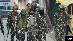 Tentara mengevakuasi seorang rekan yang terluka setelah ledakan granat di sebuah pasar di Srinagar pada 4 November 2019. Dua tentara tewas di Kashmir yang dikelola India pada Jumat (5/5). (Foto: AFP)