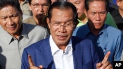 រូបឯកសារ៖ លោកនាយករដ្ឋ​មន្ត្រី ហ៊ុន សែន ថ្លែង​ទៅកាន់​អ្នកសារព័ត៌មាន នៅរាជធានីភ្នំពេញ កាលពីថ្ងៃទី១ ខែសីហា ឆ្នាំ២០១៨។