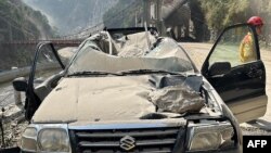 Автомобілі, дороги, тунелі і мості пошкоджені в Хуаляні після сильного землетрусу. HUALIEN FIRE DEPARTMENT/AFP