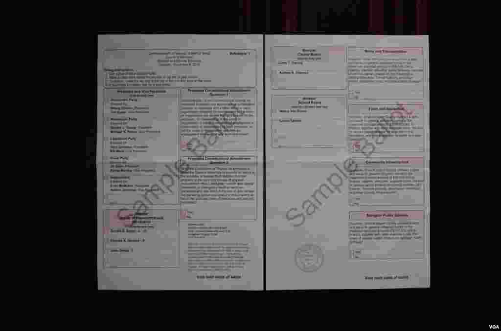 美国大选选票长啥样儿?美国之音为您展示四个州的样票。有些州不允许拍选票,所以我们为您秀样票是合法滴(美国之音乔栈拍摄)