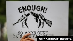 Seorang mahasiswa saat melakukan aksi unjuk rasa pelanggaran HAM, korupsi dan tindakan sosial dan lingkungan, Jakarta, 28 Oktober 2019. (REUTERS/Willy Kurniawan)