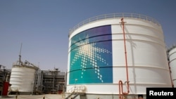 Tangki minyak Aramco terlihat di fasilitas produksi di ladang minyak Shaybah milik Saudi Aramco di Empty Quarter, Arab Saudi, 22 Mei 2018. (Foto: Reuters)