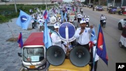 រូបឯកសារ៖ សកម្មជន​នៃគណបក្ស​ភ្លើងទៀន​ដើរ​ហែក្បួន​របស់​បក្ស​នៅ​ក្នុង​យុទ្ធនាការ​ឃោសនា​បោះឆ្នោត​ឃុំសង្កាត់ នៅរាជធានីភ្នំពេញ កាលពីថ្ងៃទី២១ ខែឧសភា ឆ្នាំ២០២២។